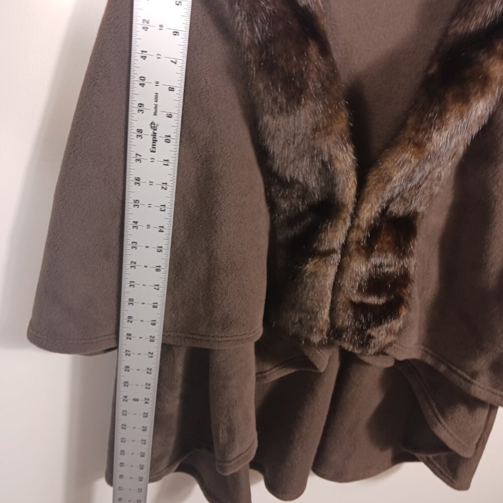 Parkhurst, One Size, Brown Fleece Cape With Faux Fur Collar, Has Inside Armholes - Picture 14 of 16